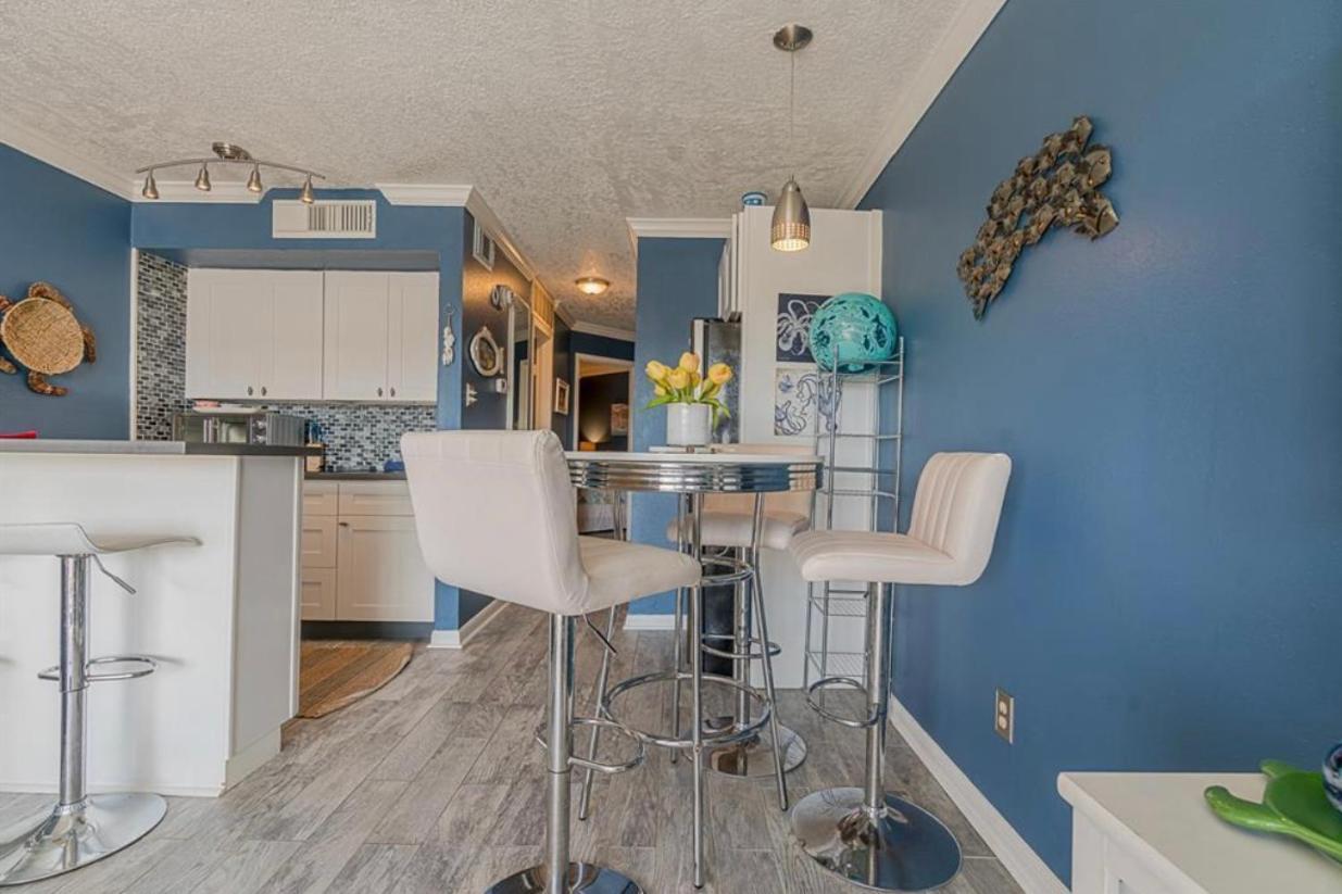 Aparthotel Escape - Floor Ocean Views - Heated Pool - Seawall Blvd