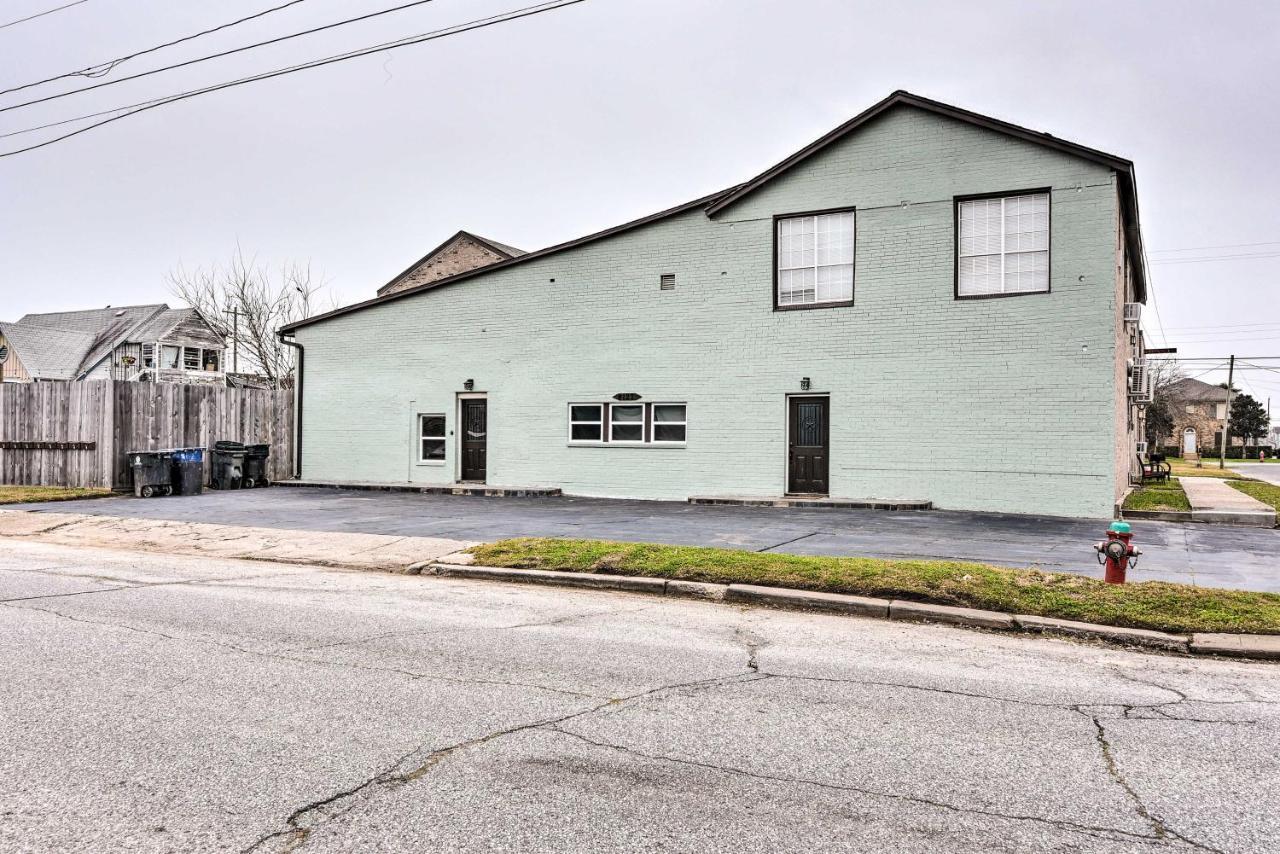 Walkable With Hot Tub Access * Galveston