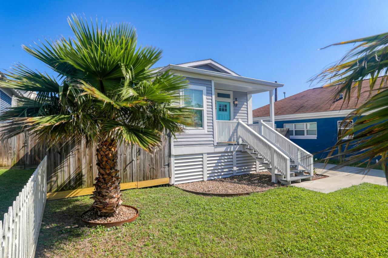 The Breezy Bungalow * Galveston