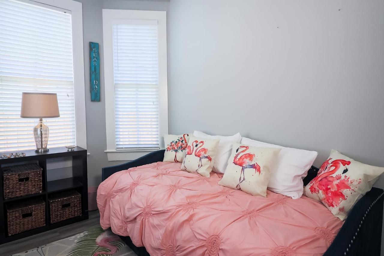 Holiday home The Old Flamingo Vibrant Just 2 Mins From The Galveston