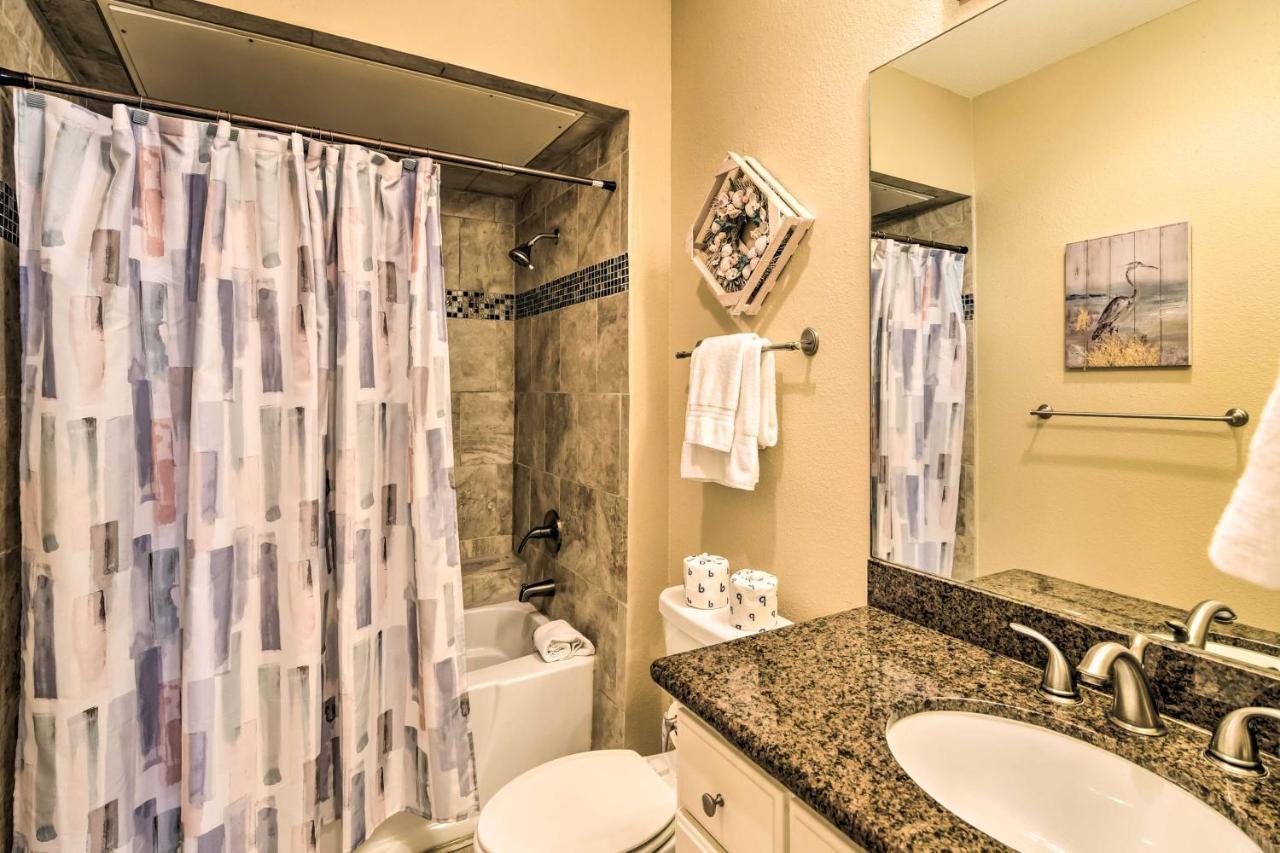 Retreat With Balcony And Ocean Views! Galveston