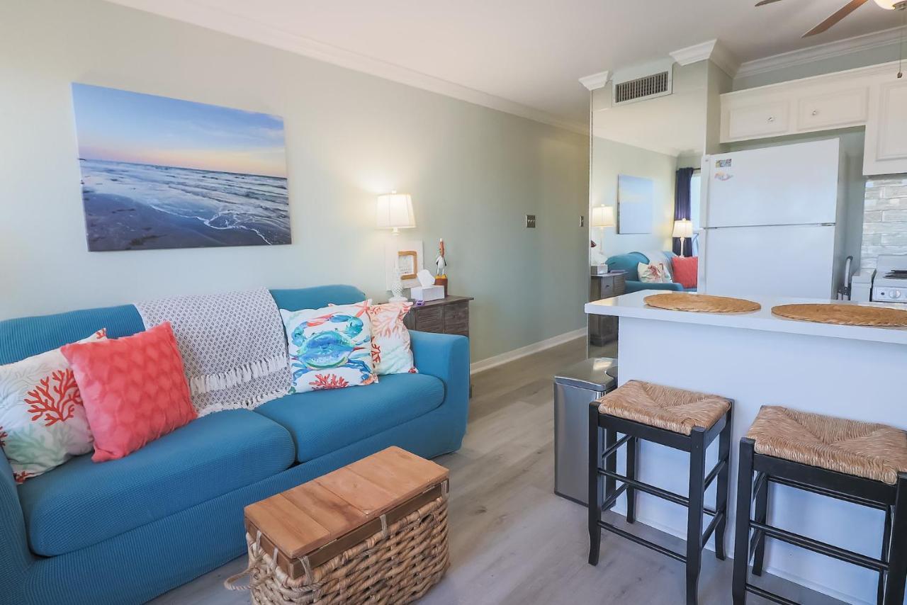 Charming Beachside Lovely Pool Hot Tubs And Boardwalk * Galveston