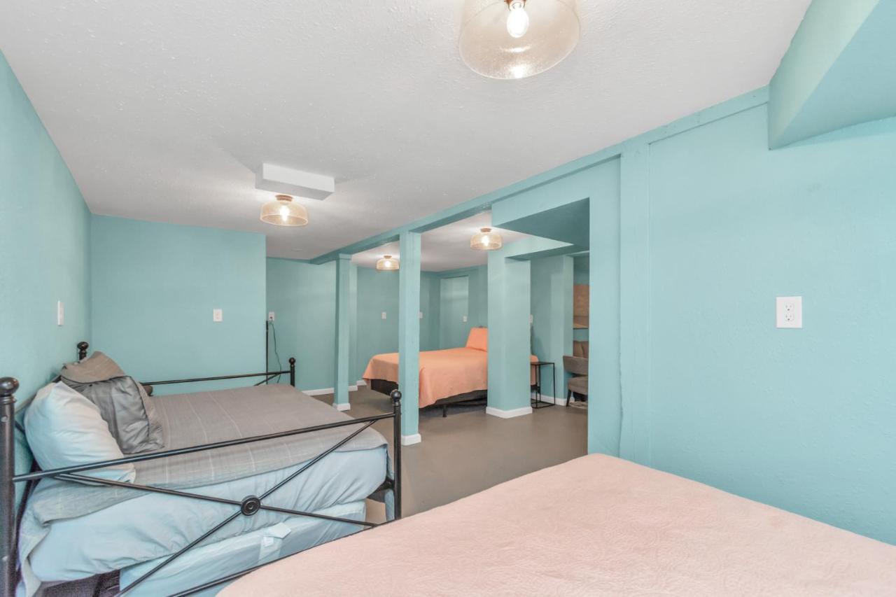 - Sleeps 7 - Minutes To !!