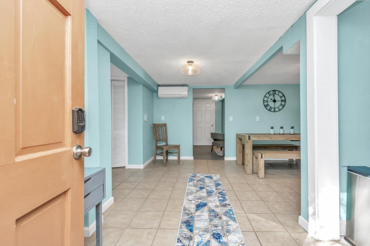 - Sleeps 7 - Minutes To !!