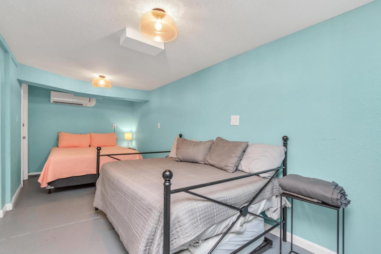 - Sleeps 7 - Minutes To !!