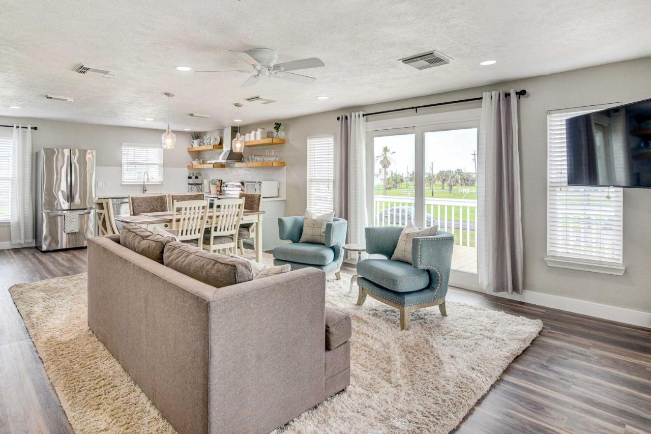 Charming Vacation Walk To Beach! Holiday home Galveston