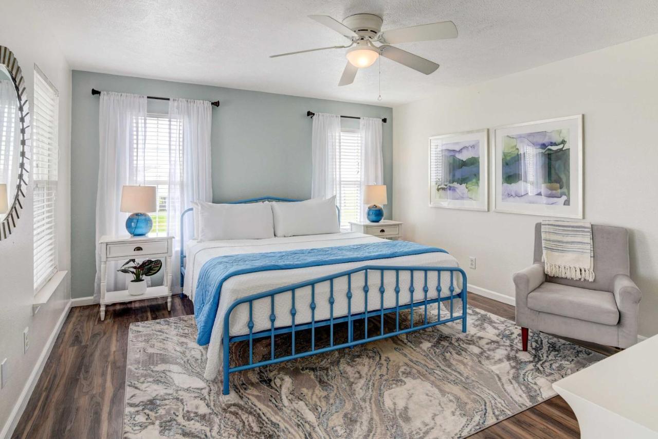 Charming Vacation Walk To Beach! Galveston