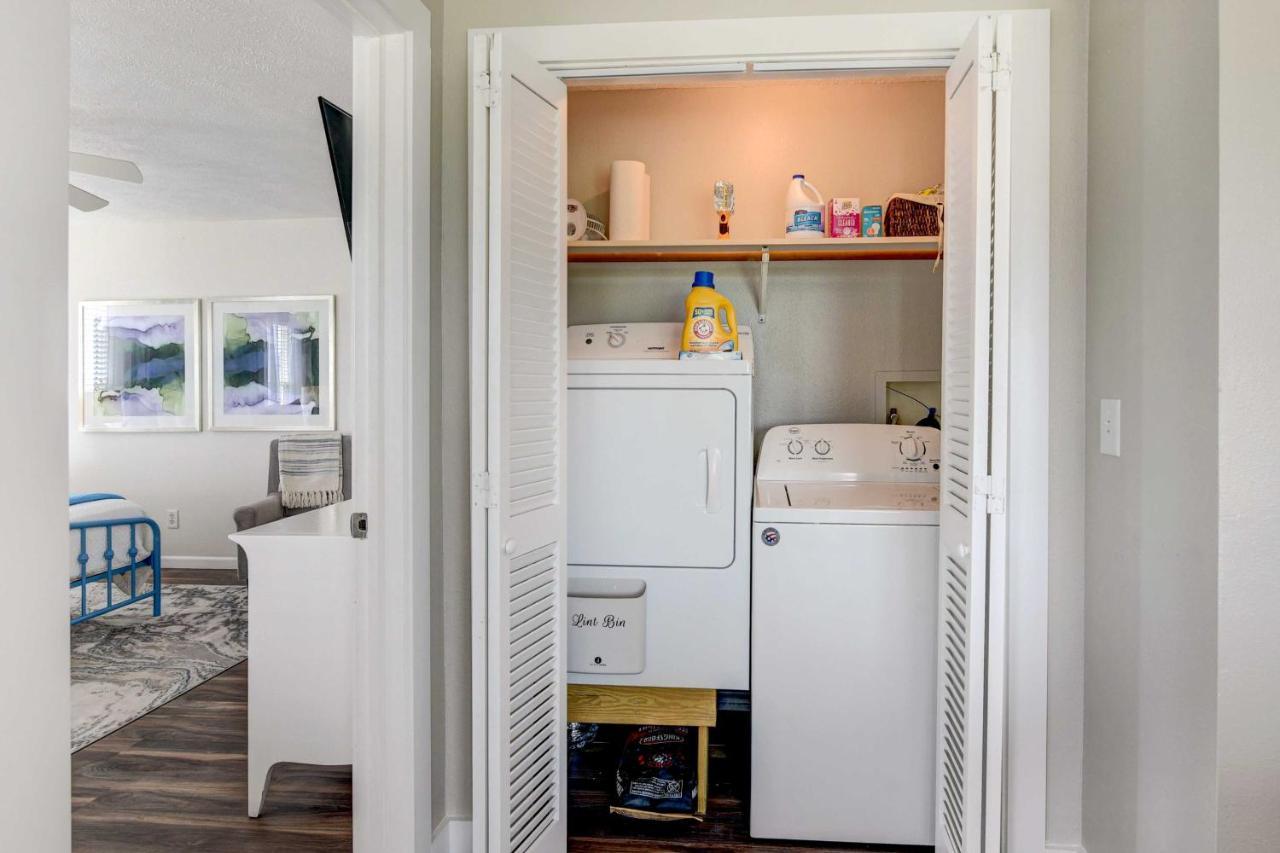 Charming Vacation Walk To Beach! Holiday home