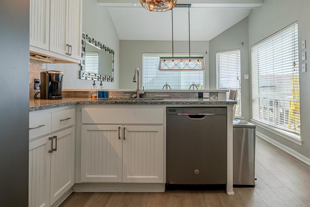 Hot Tub - Ocean Views - Steps To Private - Quiet Location * Galveston