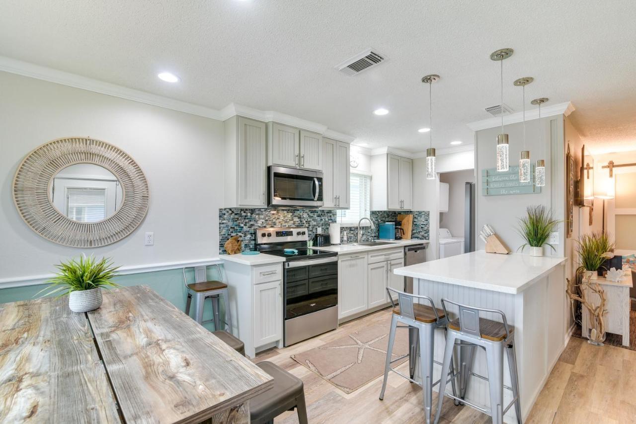 Holiday home Getaway With Hot Tub Near Beach!
