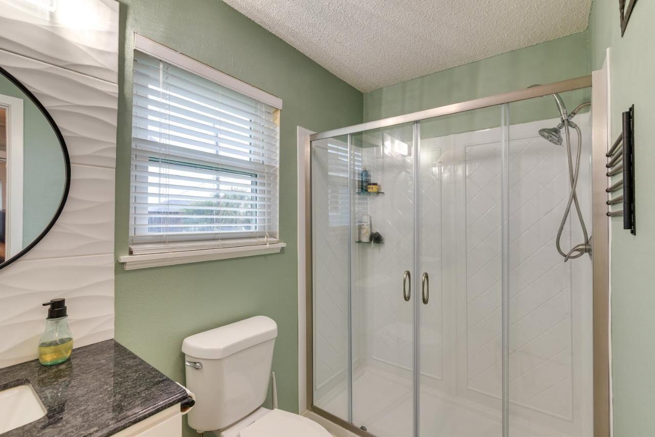 Holiday home Getaway With Hot Tub Near Beach!