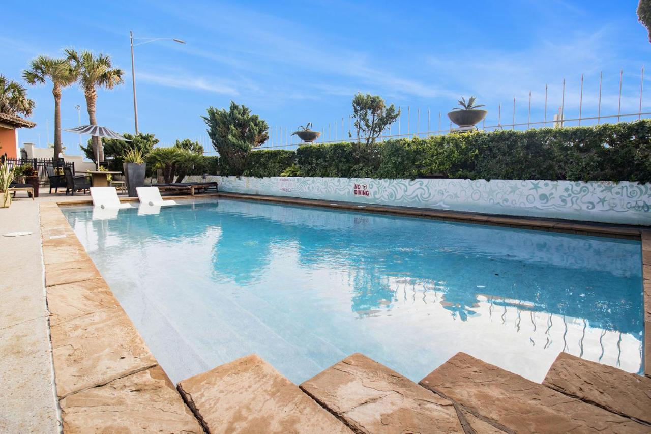 Di Cocco #1-oceanfront Dog Friendly W Pool Holiday home Galveston
