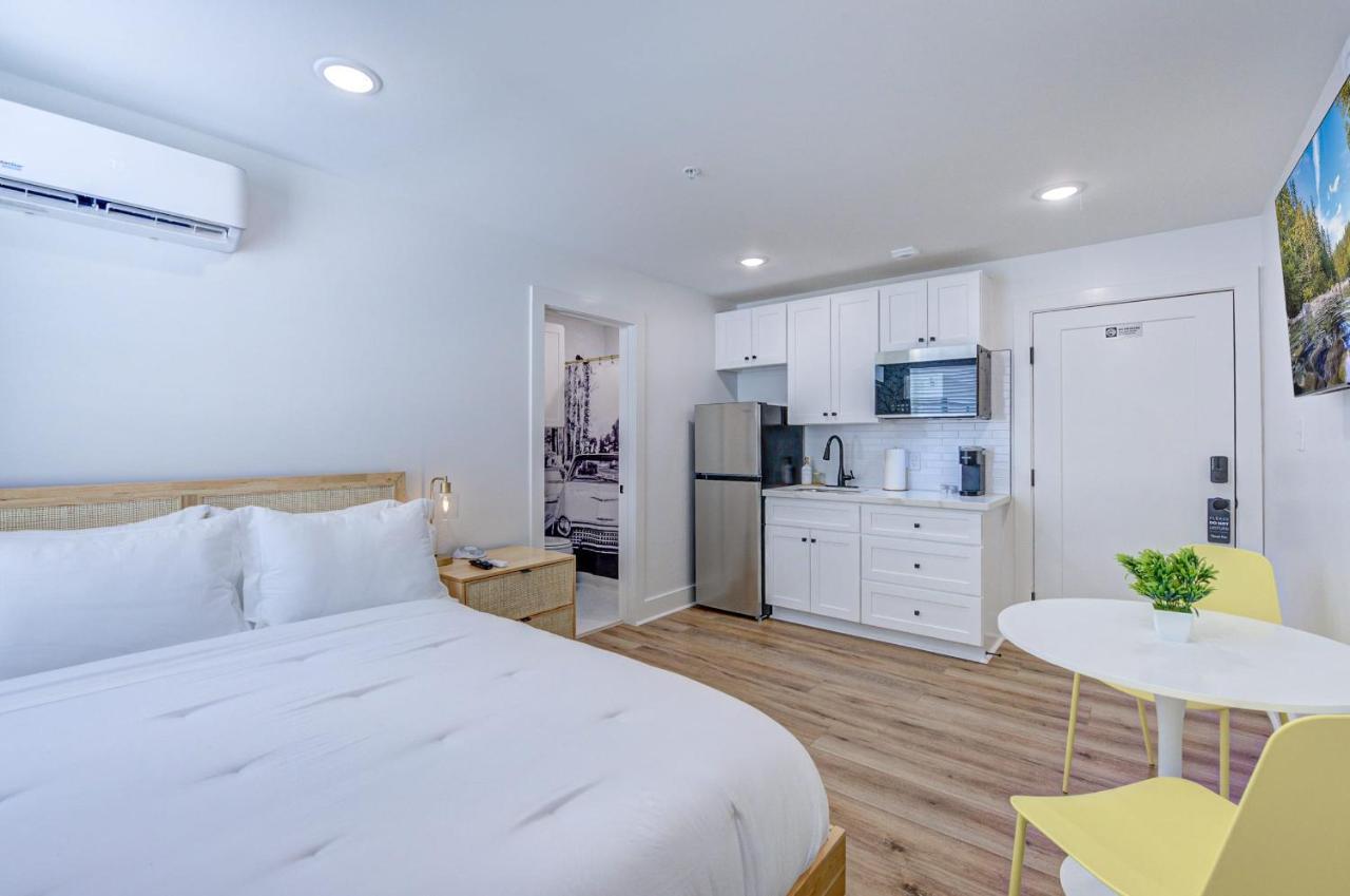 Palm Springs Apartment *
