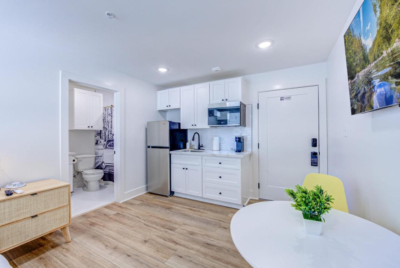 Palm Springs Apartment *