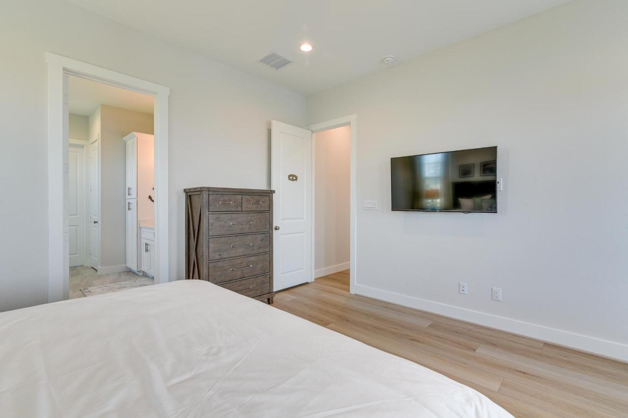 Retreat With Community Pools And Hot Tub Holiday home Galveston