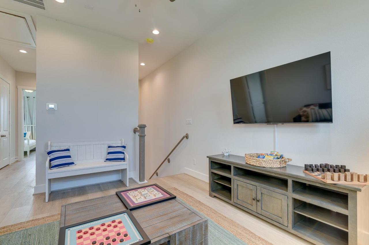 Retreat With Community Pools And Hot Tub *