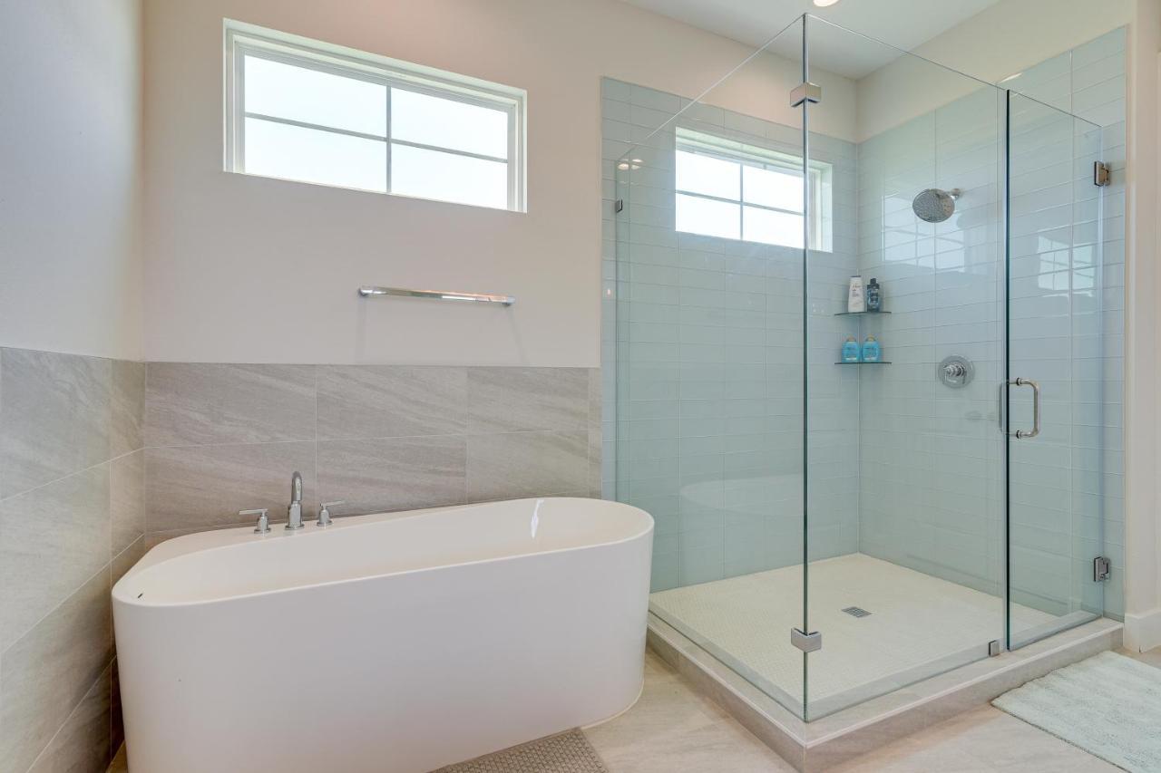 Retreat With Community Pools And Hot Tub Holiday home Galveston