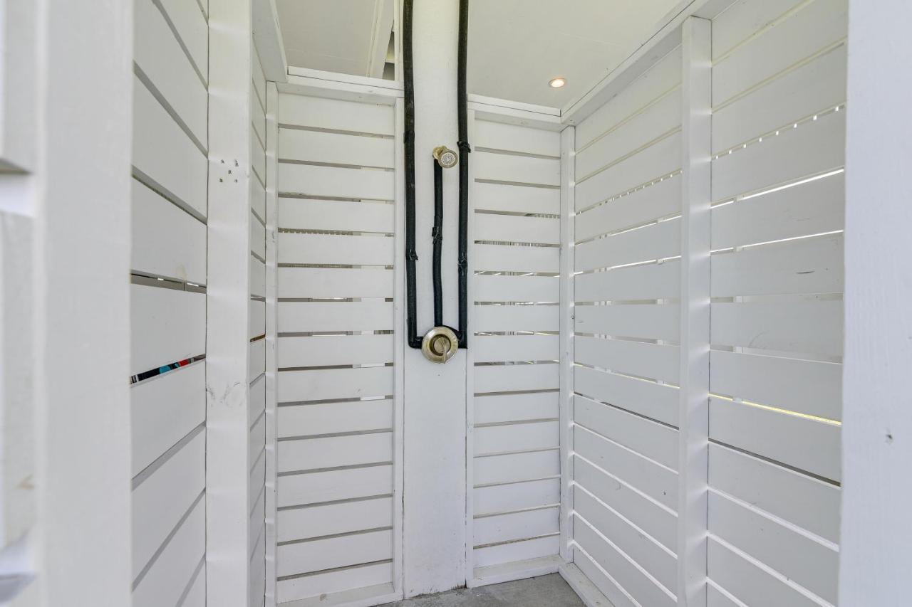 Retreat With Community Pools And Hot Tub Holiday home *