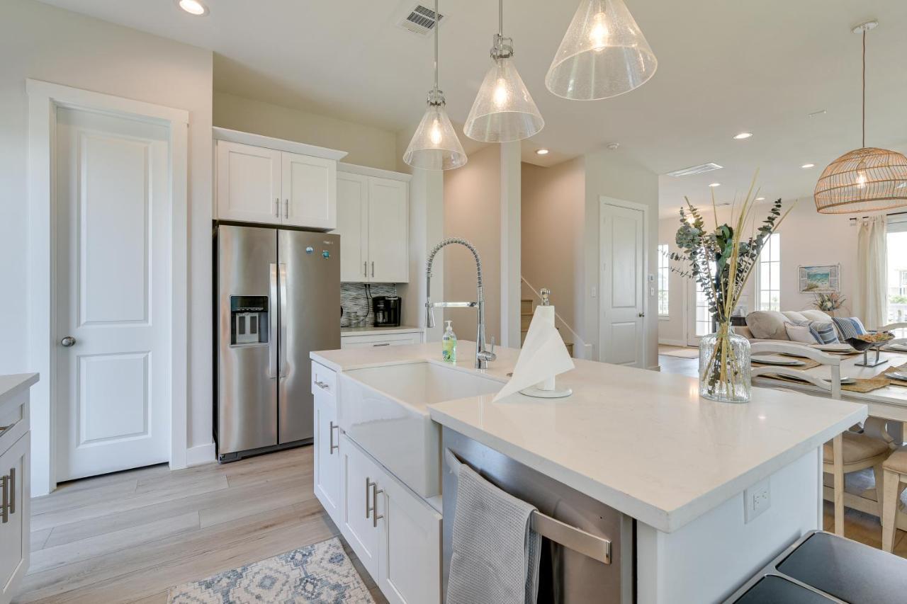 Retreat With Community Pools And Hot Tub Holiday home Galveston