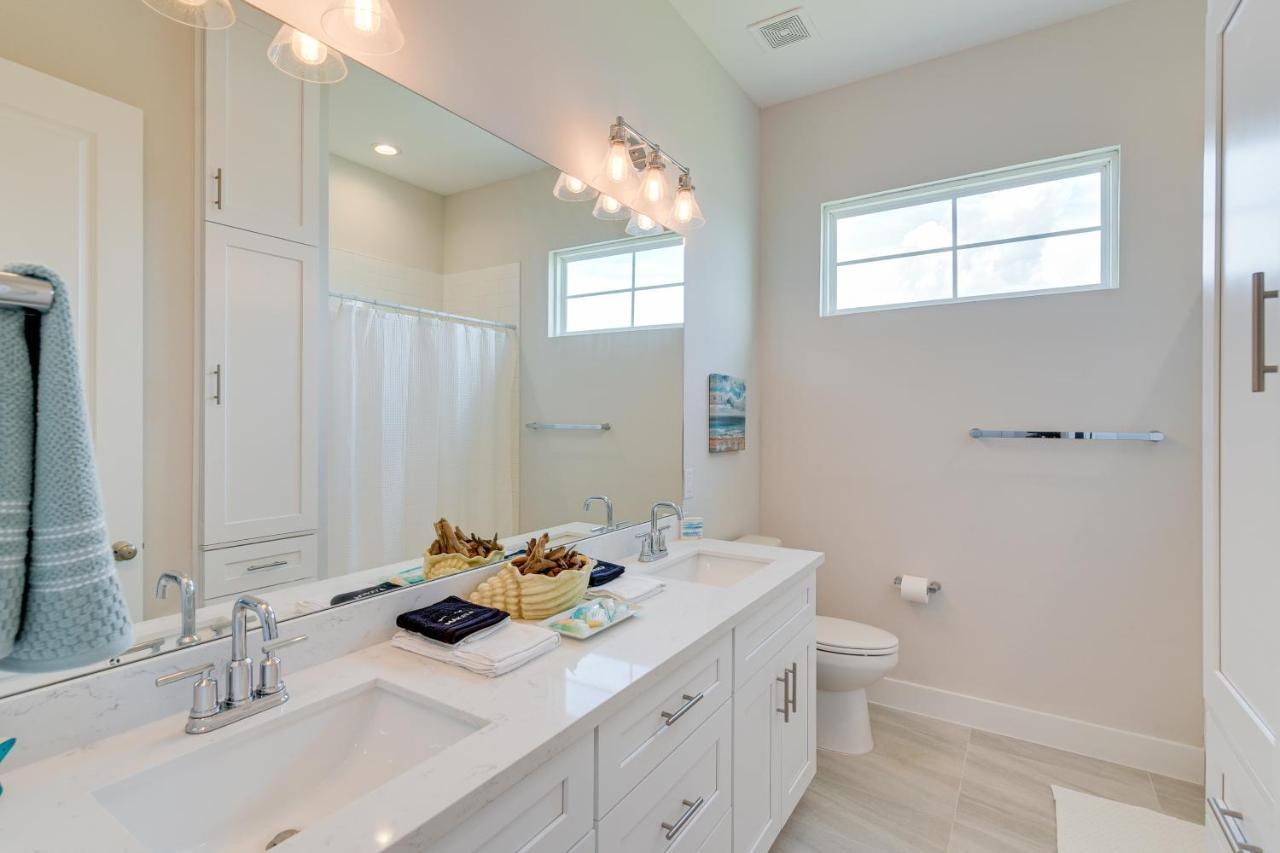 Retreat With Community Pools And Hot Tub *