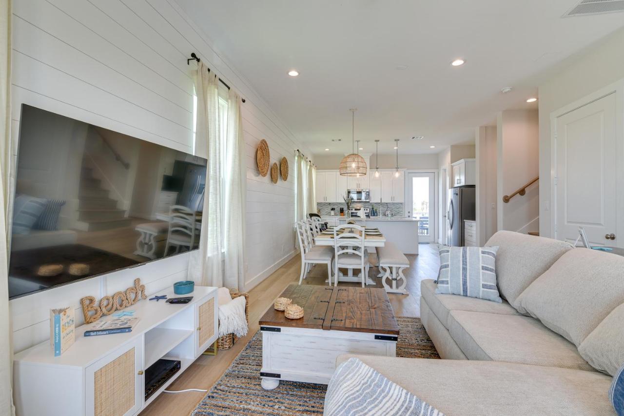 Retreat With Community Pools And Hot Tub