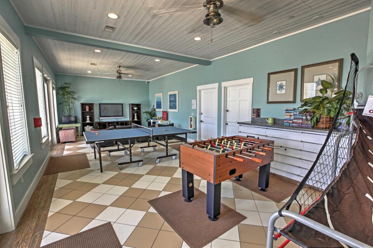 Retreat With Community Pools And Hot Tub