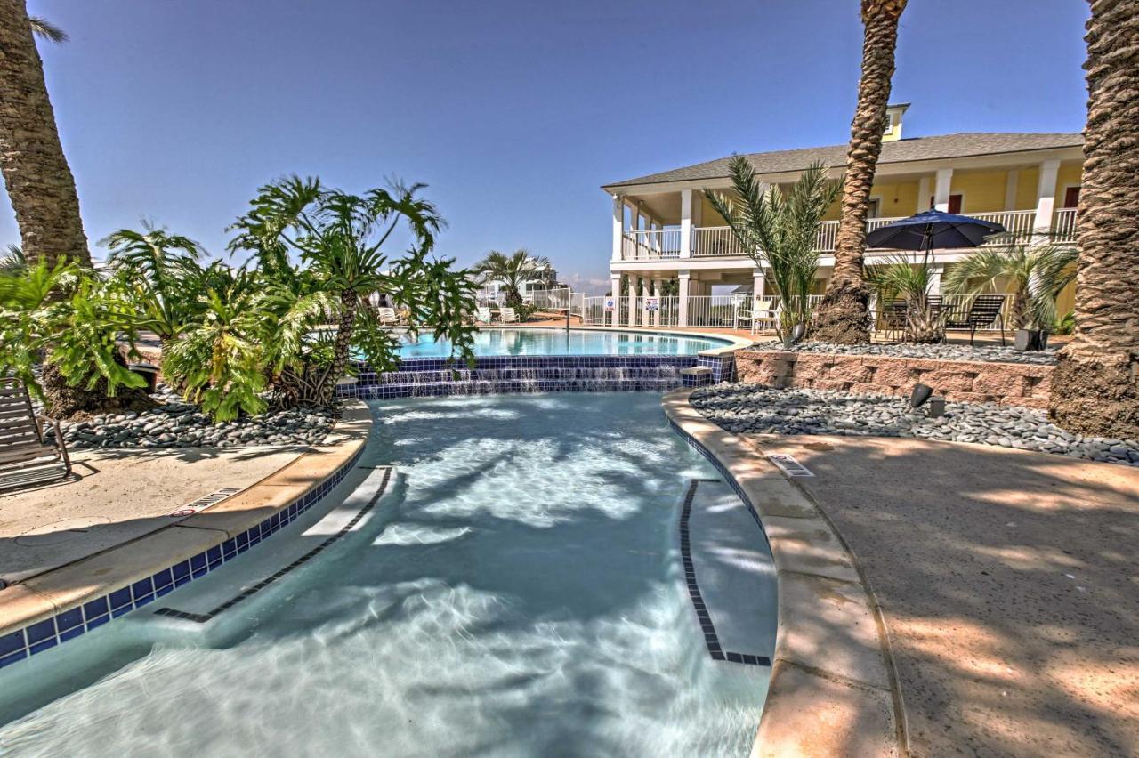 Retreat With Community Pools And Hot Tub Galveston