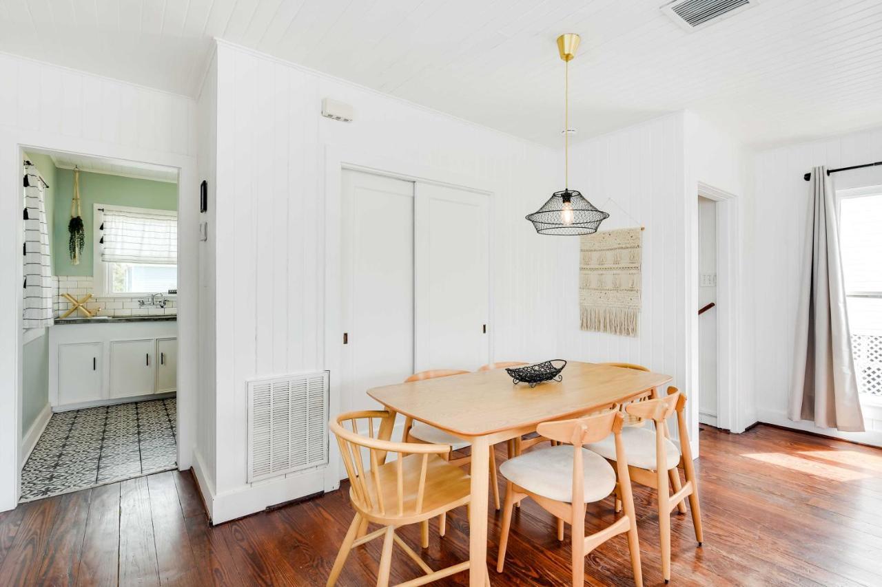 Beachside 1 Block To Beach! Holiday home *