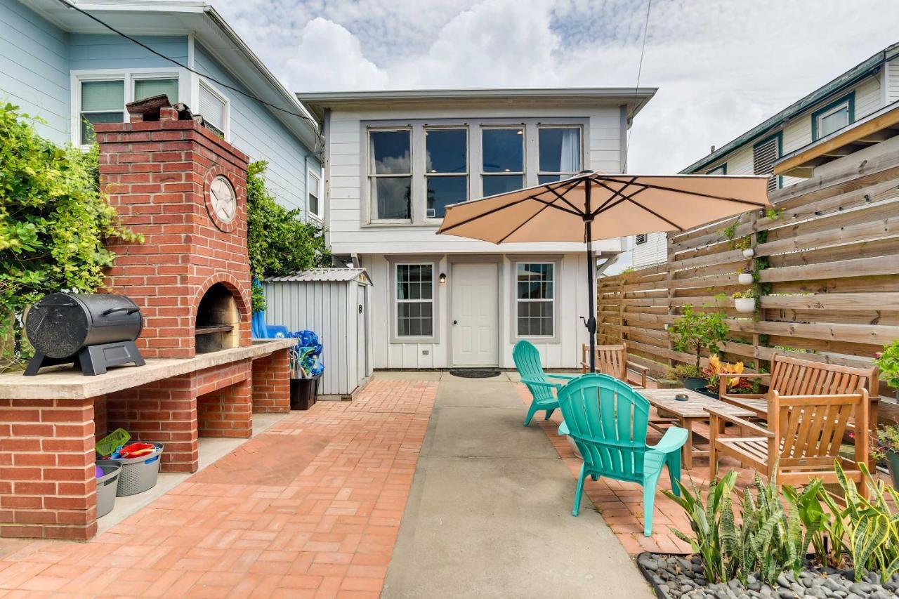 Beachside 1 Block To Beach! Holiday home Galveston