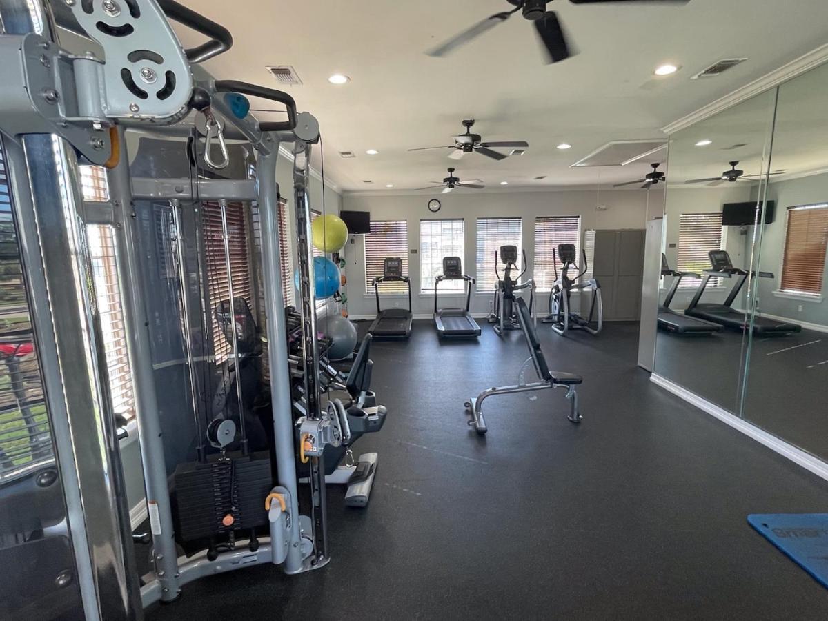 Beachside Oasis: Cozy Queens & Leisure Amenities