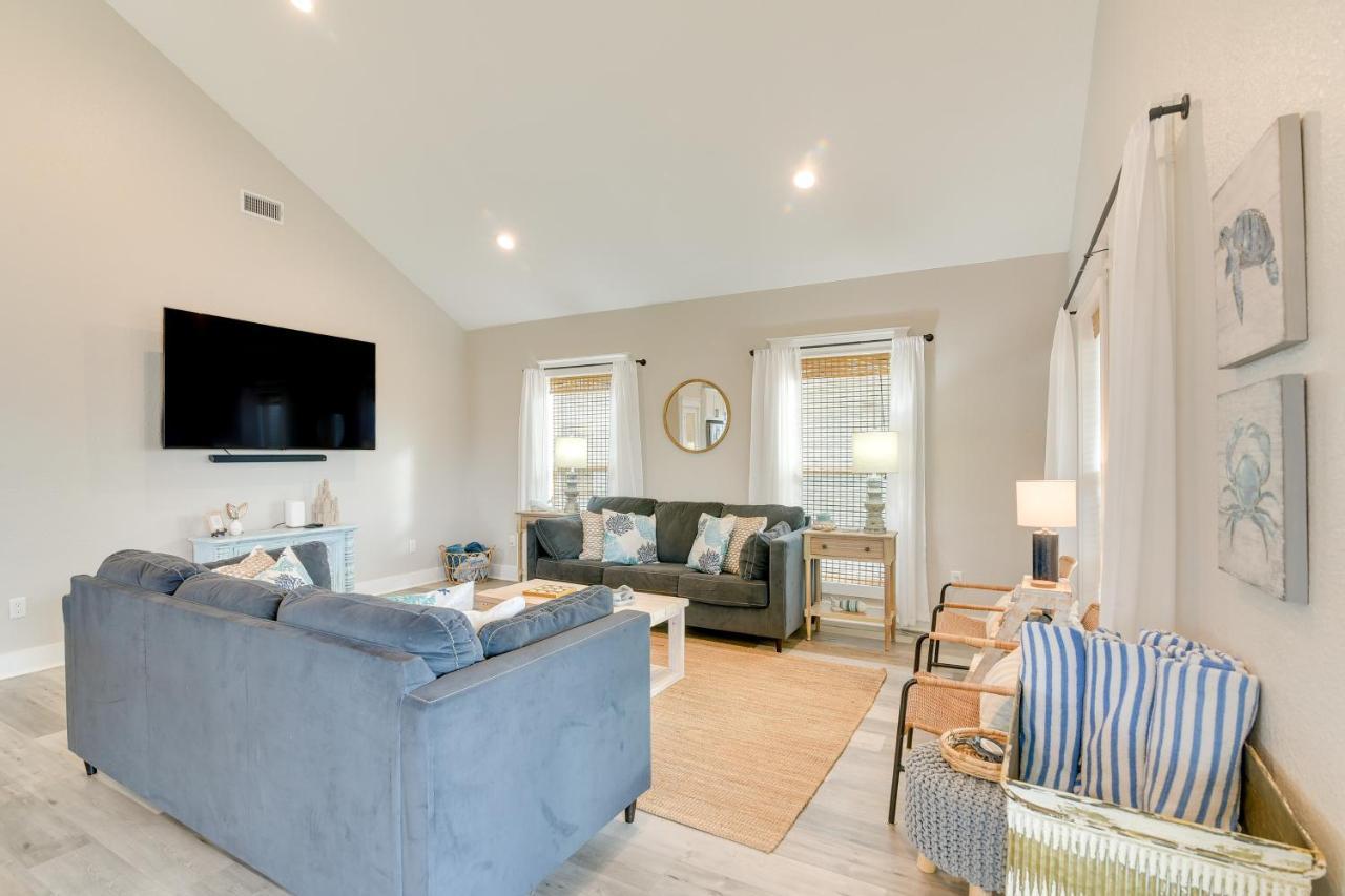With Pool Access, Walk To Beaches! Holiday home
