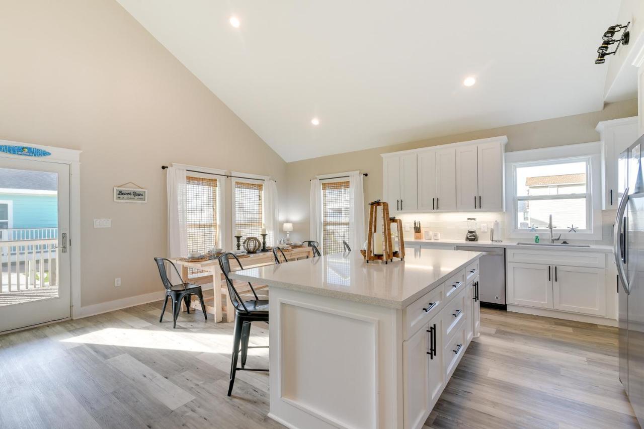With Pool Access, Walk To Beaches! Holiday home