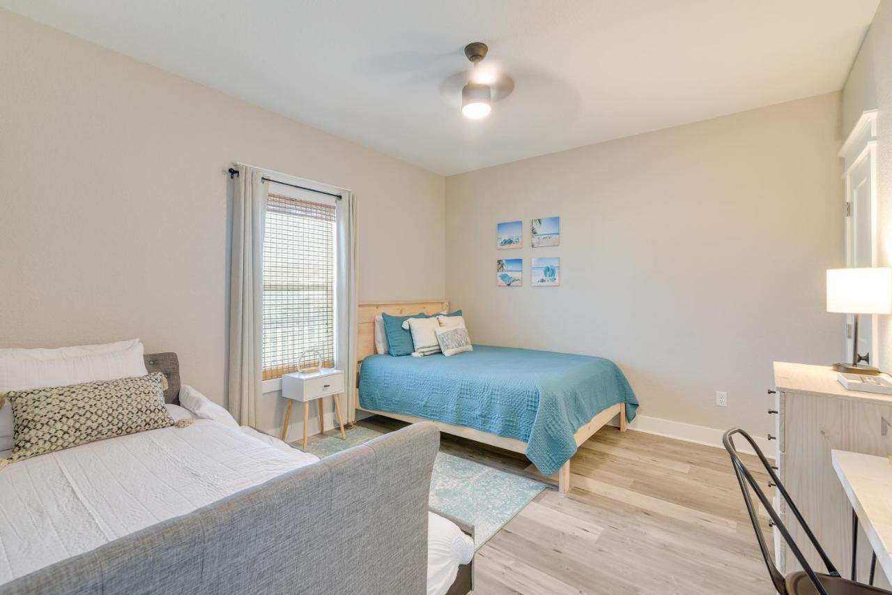 Holiday home With Pool Access, Walk To Beaches!