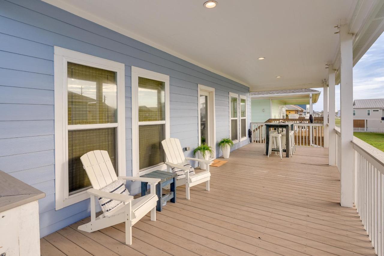 With Pool Access, Walk To Beaches! Galveston