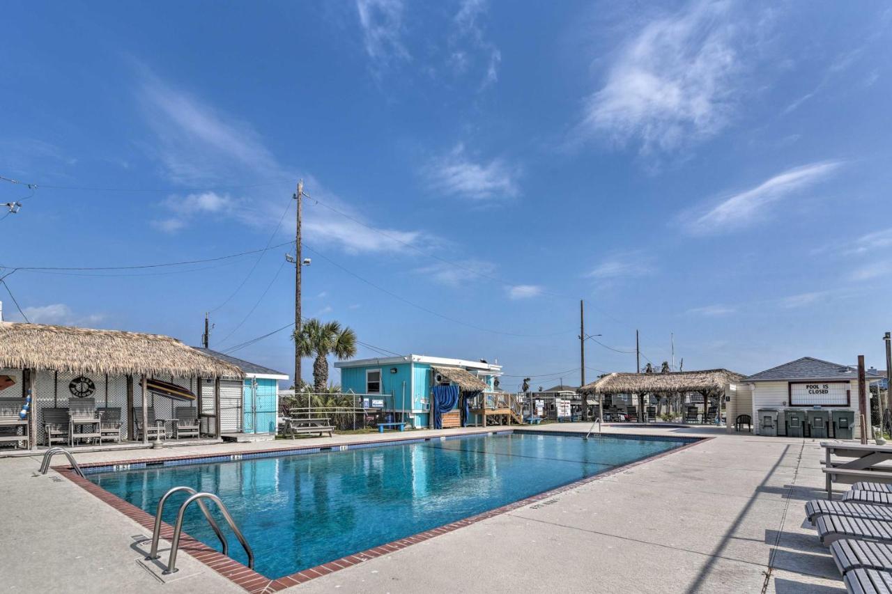 With Pool Access, Walk To Beaches! * Galveston