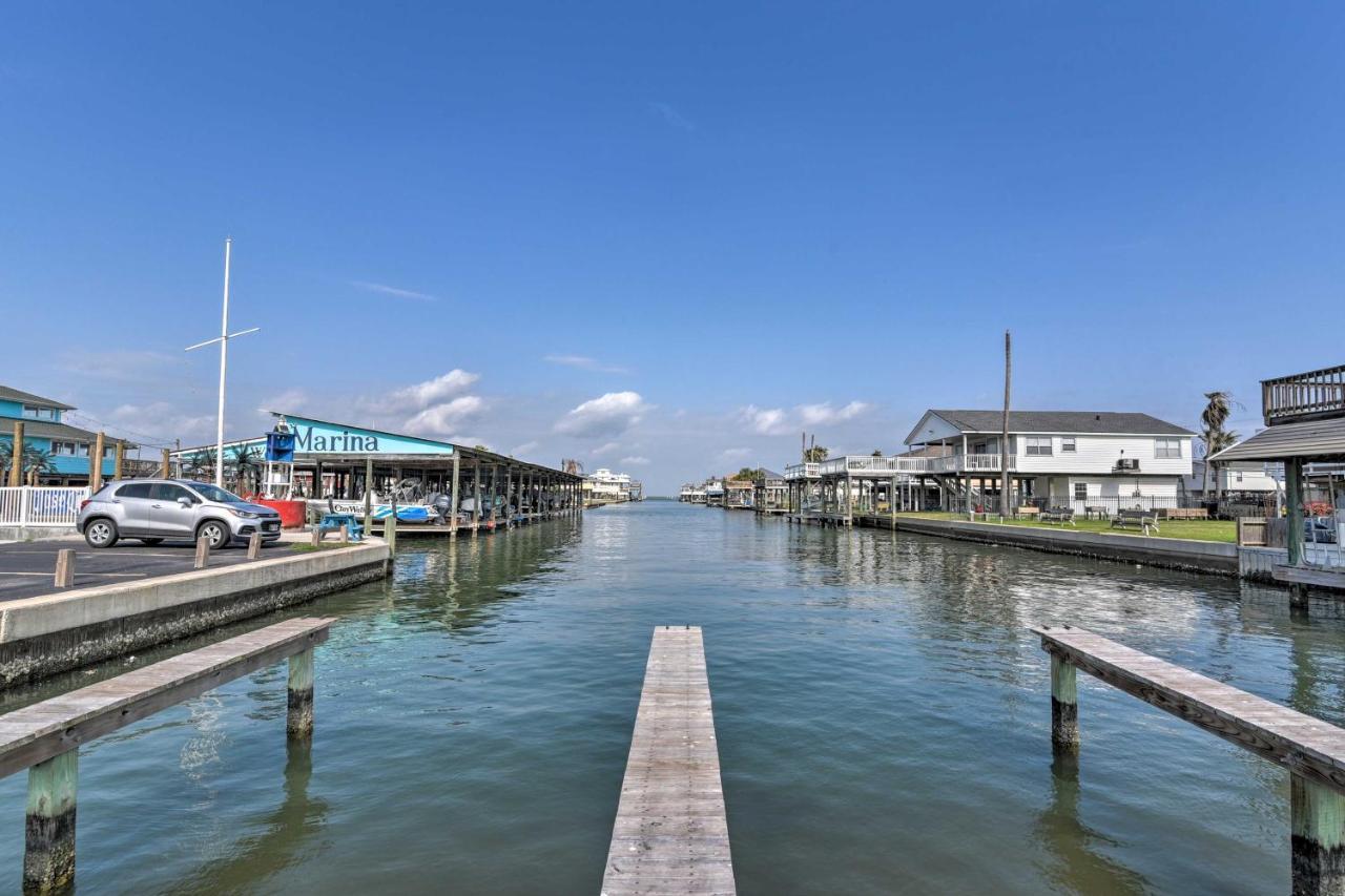 With Pool Access, Walk To Beaches! Holiday home