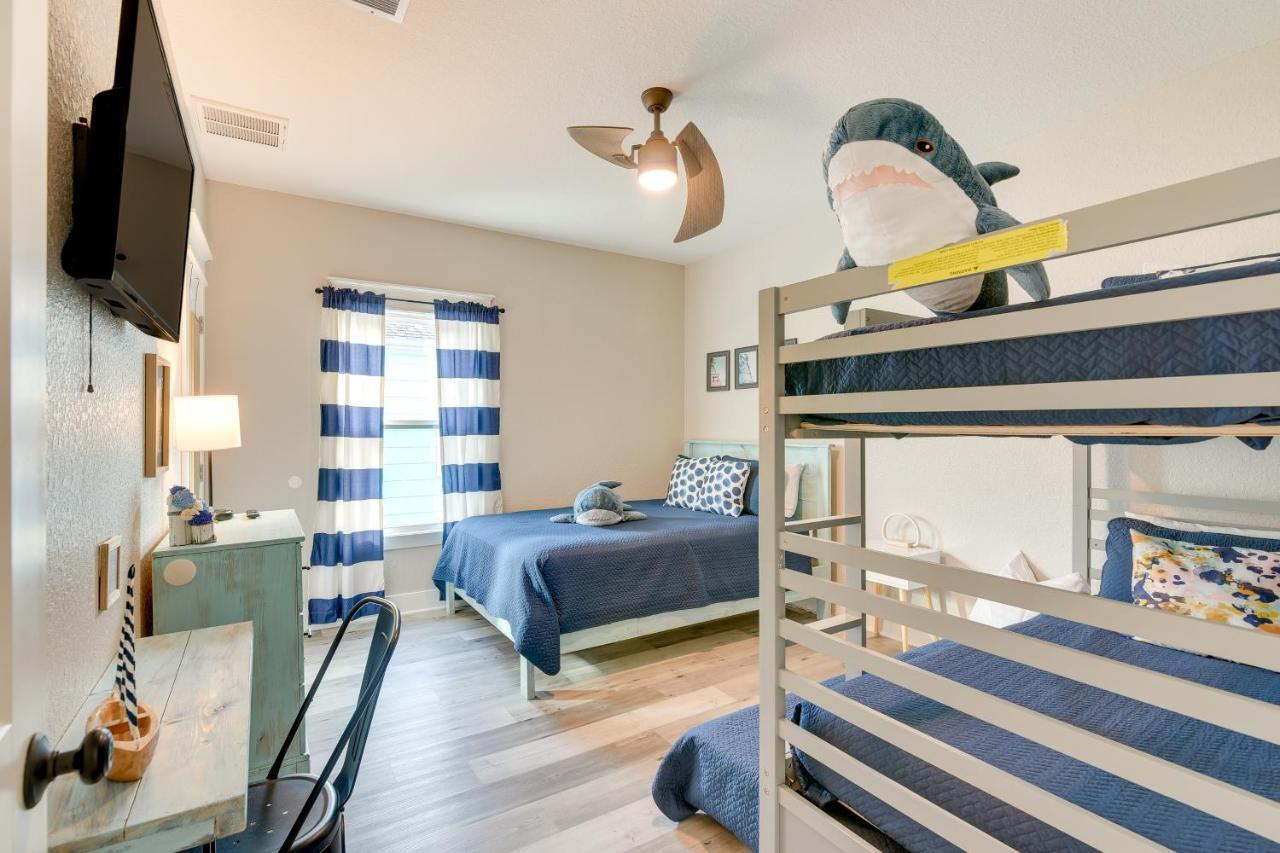 With Pool Access, Walk To Beaches! Holiday home *