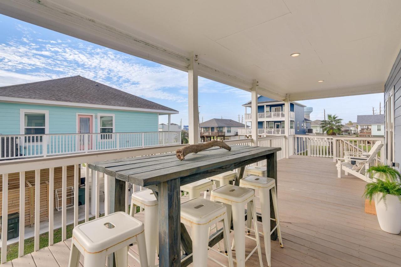 Holiday home With Pool Access, Walk To Beaches!