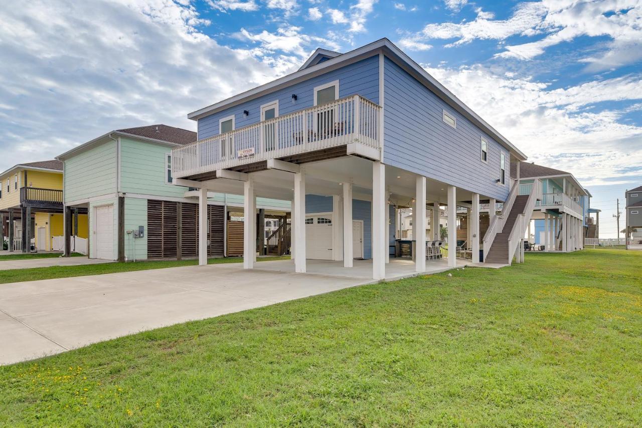 With Pool Access, Walk To Beaches! Holiday home *