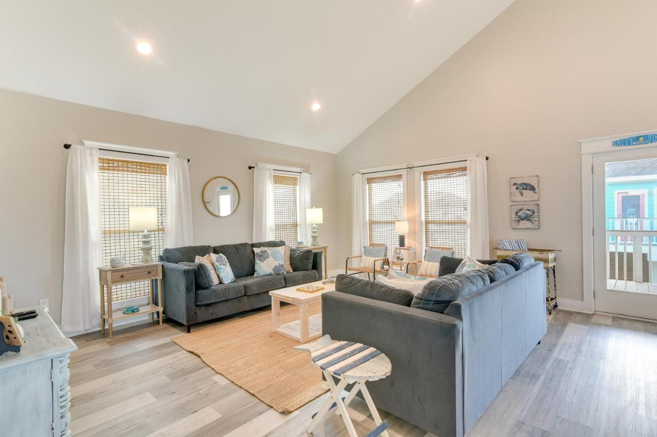With Pool Access, Walk To Beaches! Holiday home Galveston