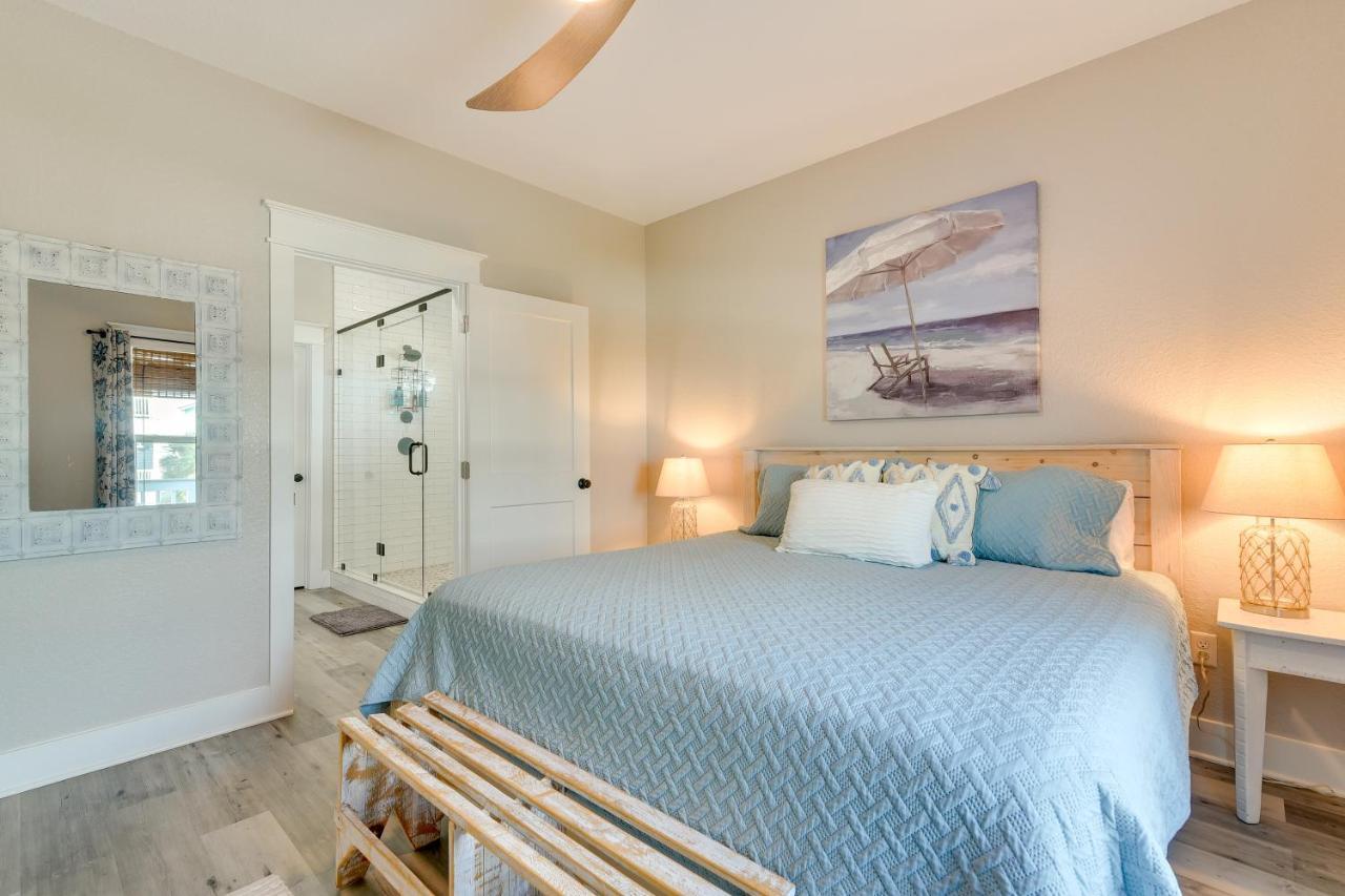 With Pool Access, Walk To Beaches! Holiday home *