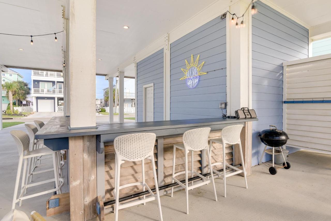 Holiday home With Pool Access, Walk To Beaches!
