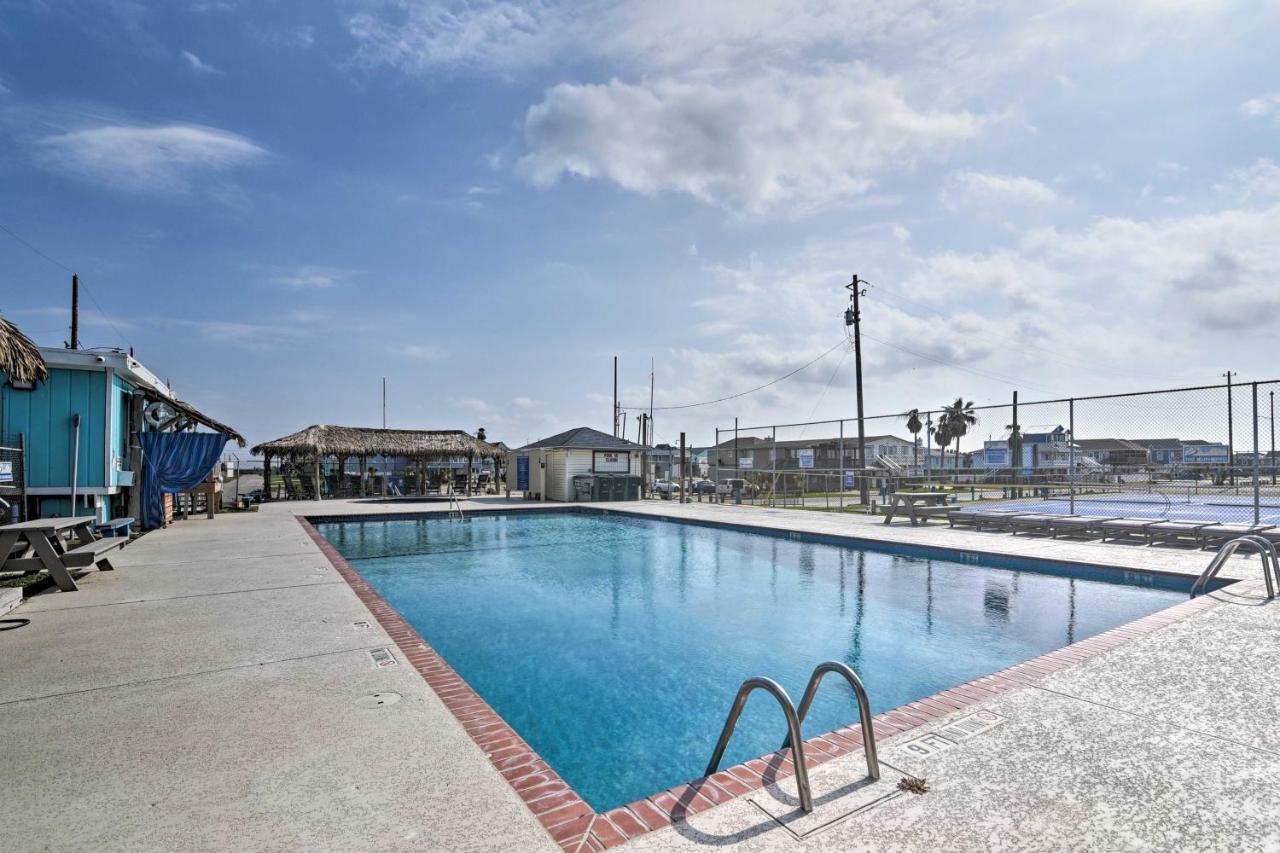 With Pool Access, Walk To Beaches! Holiday home