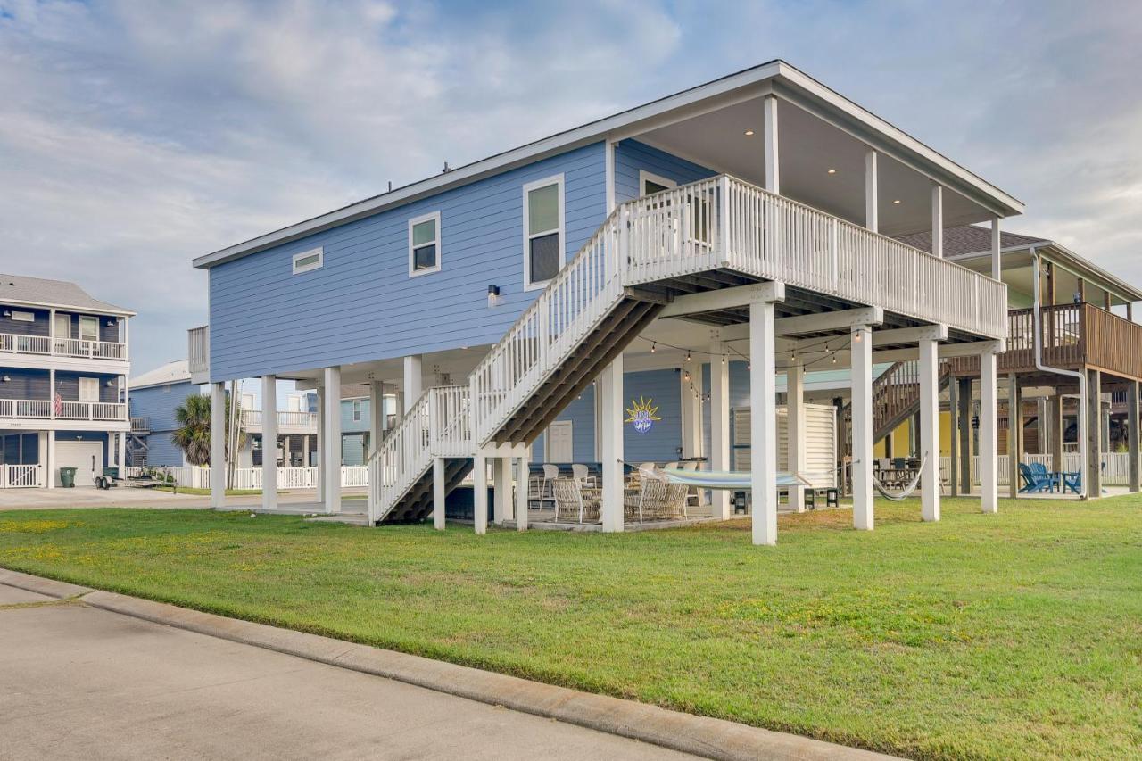 With Pool Access, Walk To Beaches! Holiday home Galveston