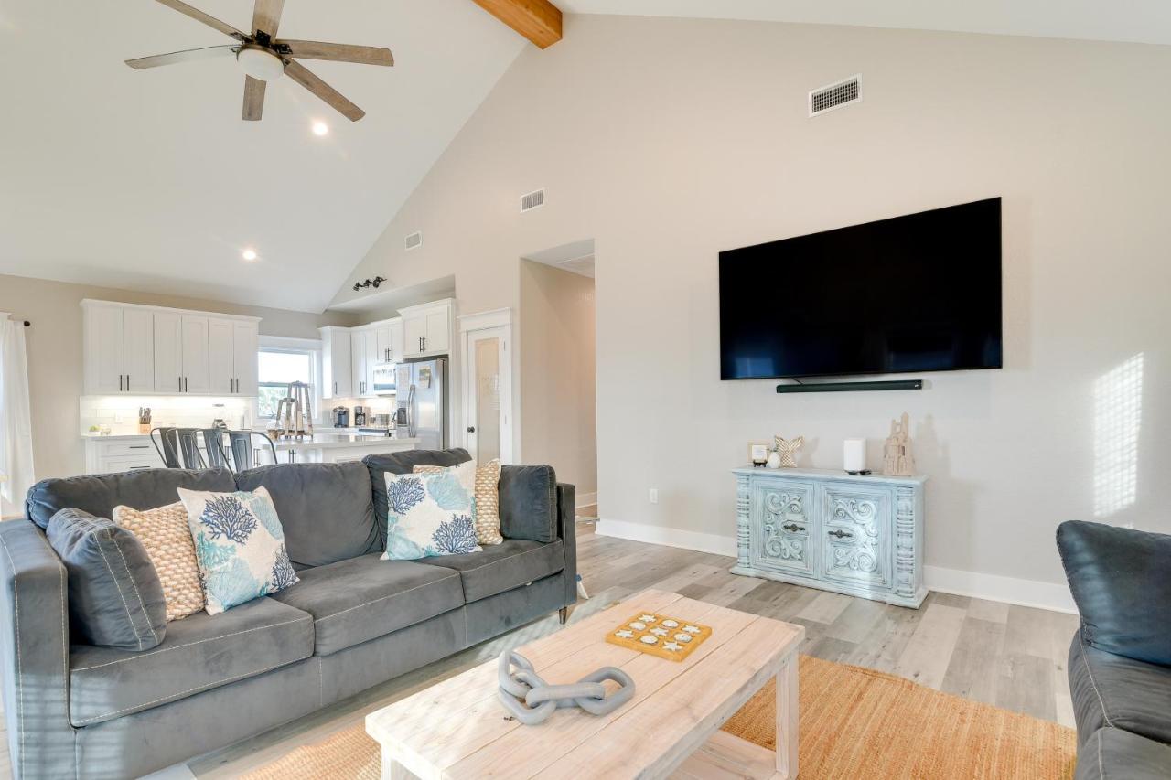 With Pool Access, Walk To Beaches! Holiday home