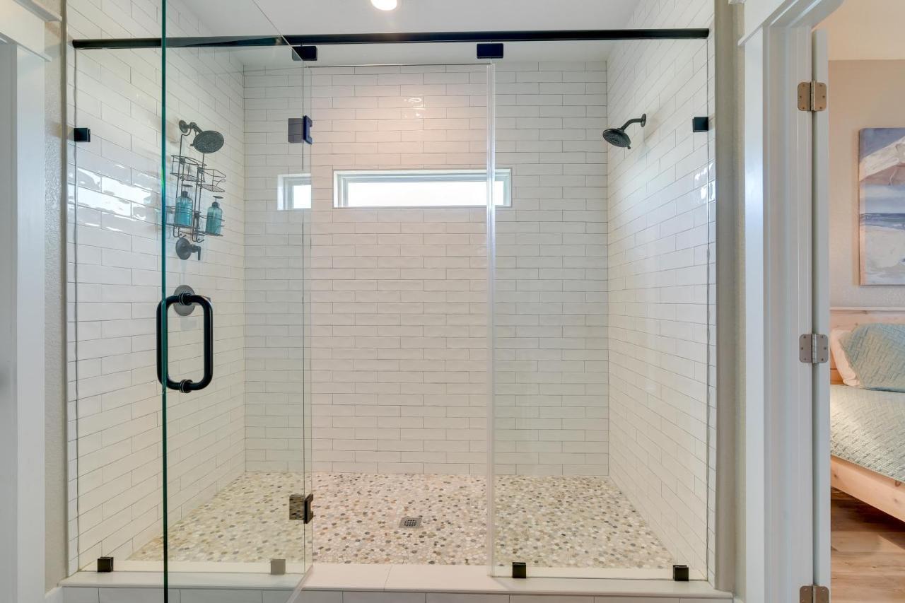 With Pool Access, Walk To Beaches! * Galveston