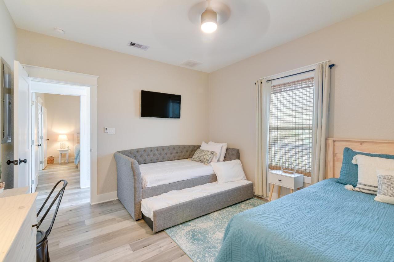 With Pool Access, Walk To Beaches! Holiday home Galveston
