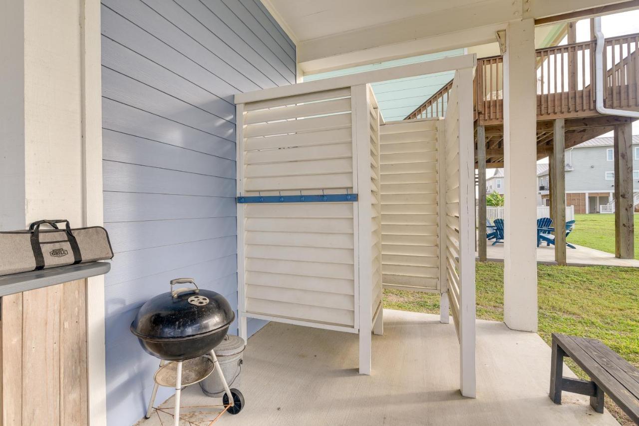 With Pool Access, Walk To Beaches! Holiday home