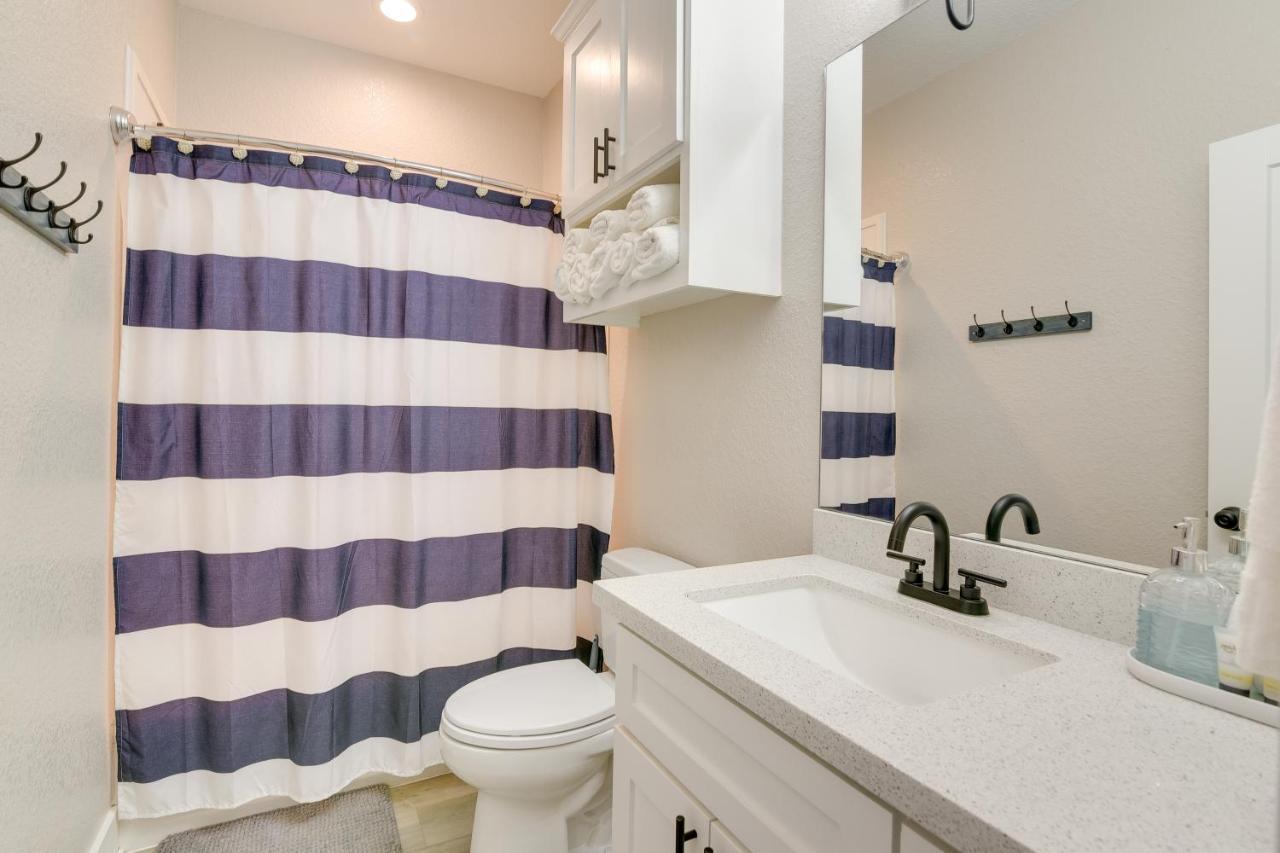 With Pool Access, Walk To Beaches! Holiday home Galveston