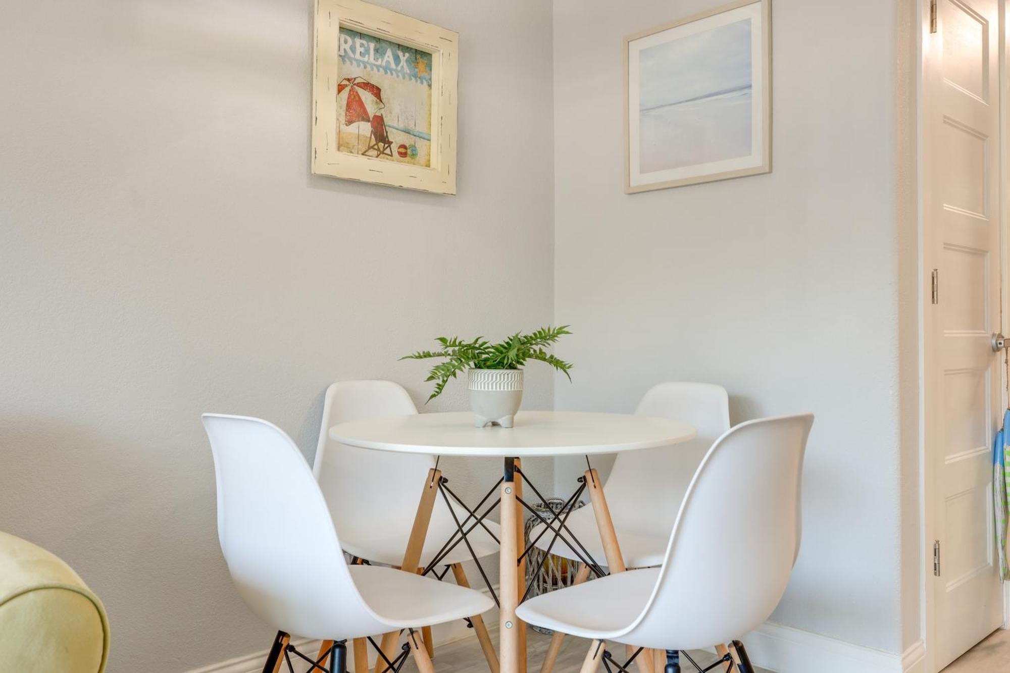 With Large Balcony Walk To Beach! Apartment